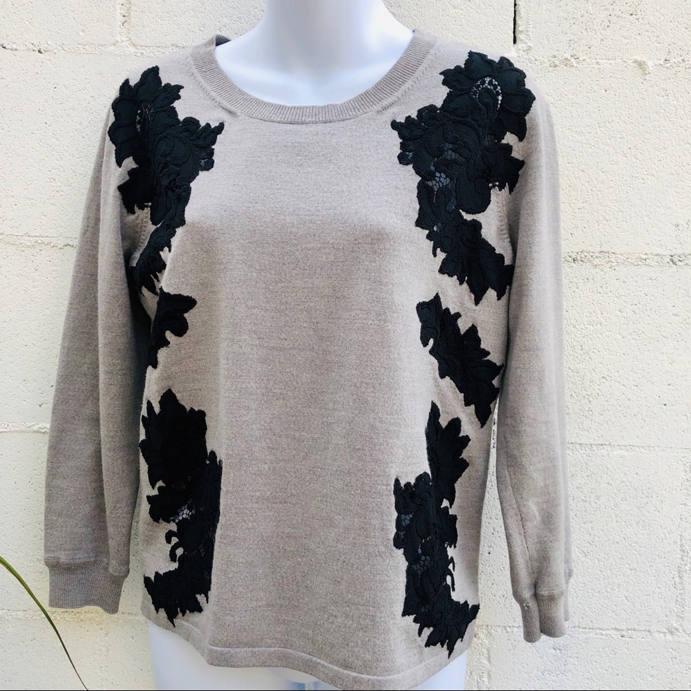 Diane Von Furstenburg Gray sweater flower Large